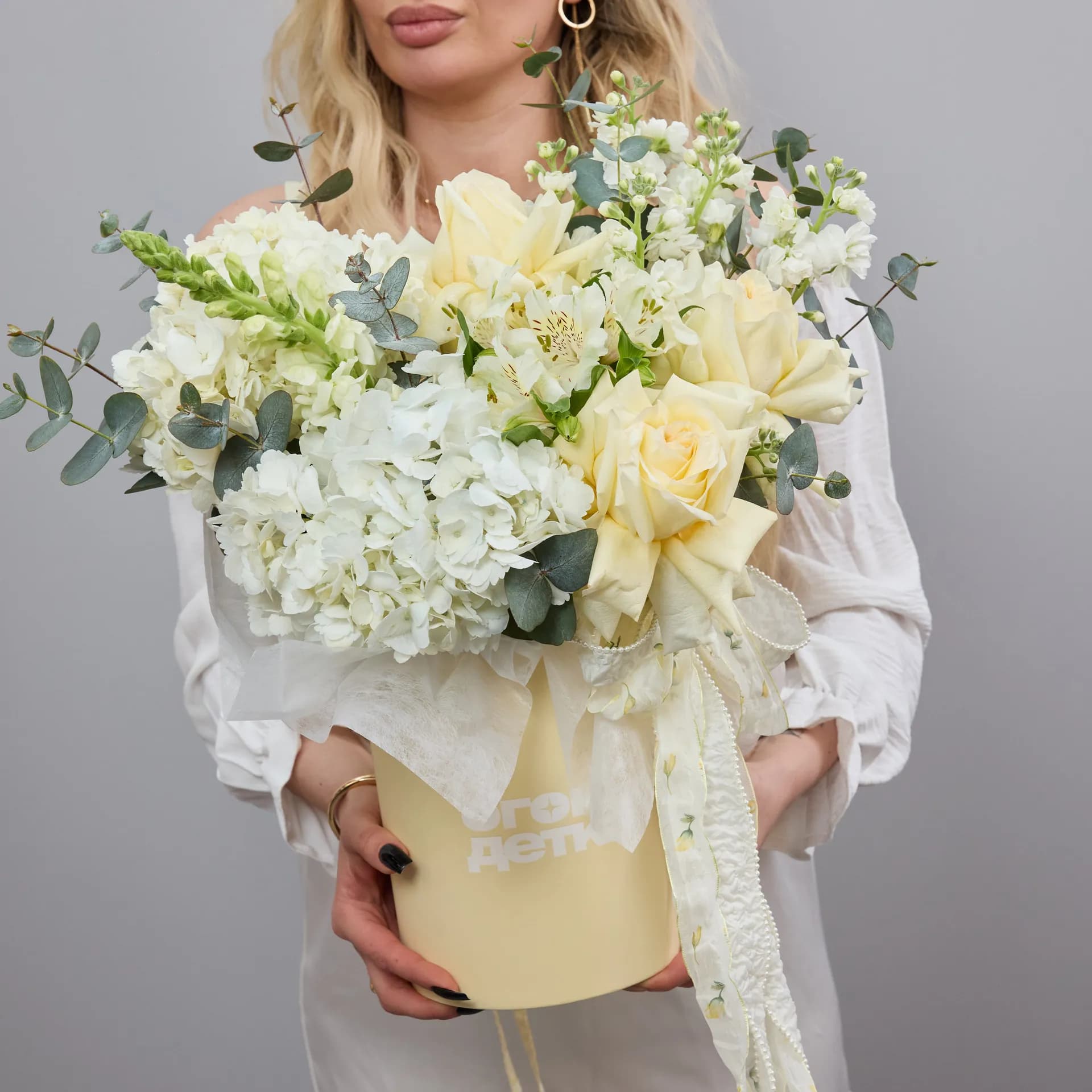 Белые цветы в коробке из французских роз «Нежно» - 6 368₽