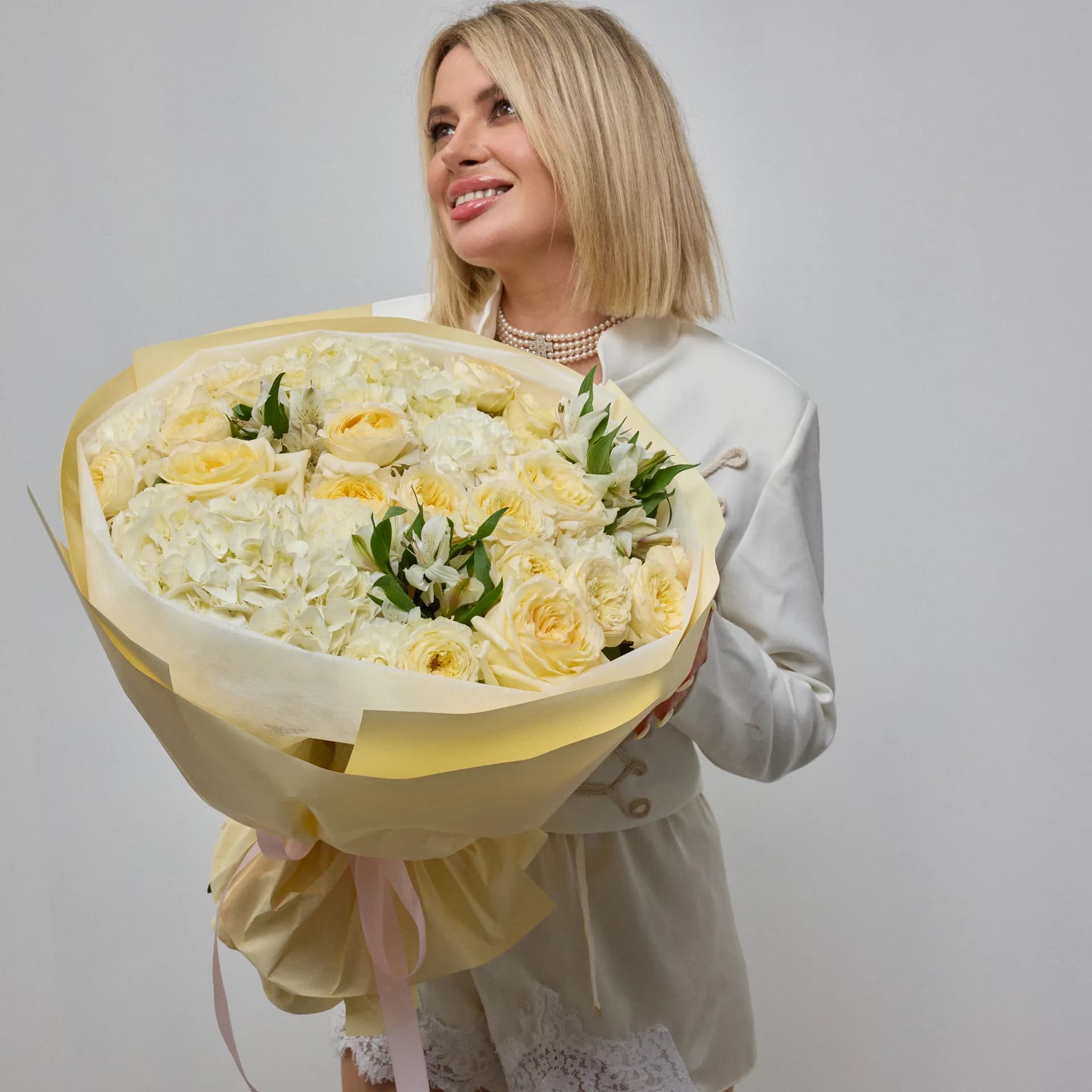 Кустовые розы, гортензия и гвоздика букет «Ванила» - 11 993₽