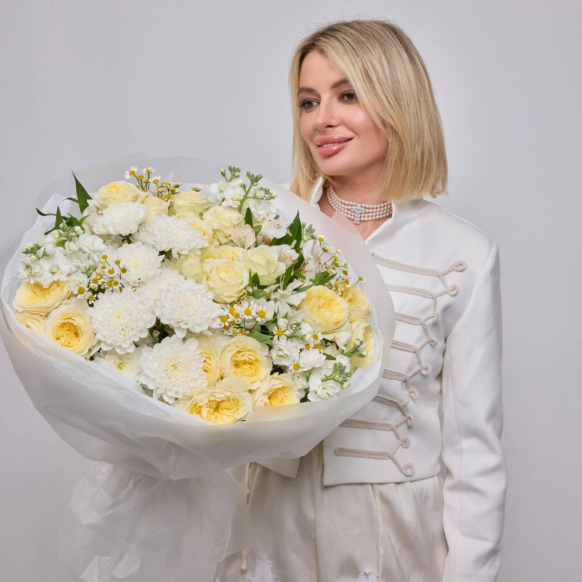 Хризантемы, кустовые розы и маттиола букет «Тает» - 11 468₽