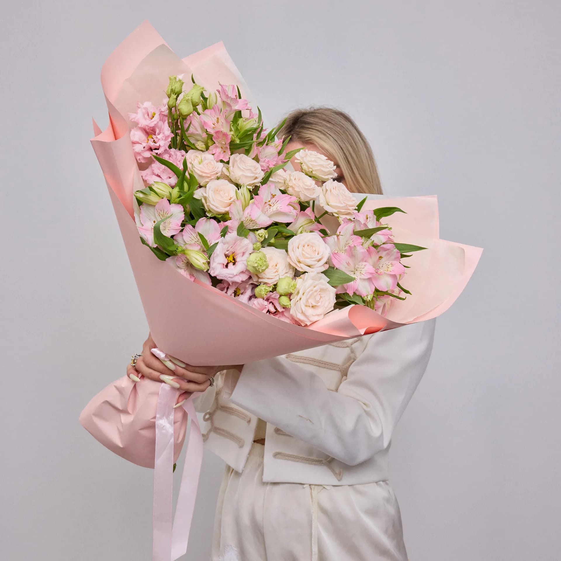 Кустовые розы, эустома и альстромерия букет «Нюд» - 6 443₽