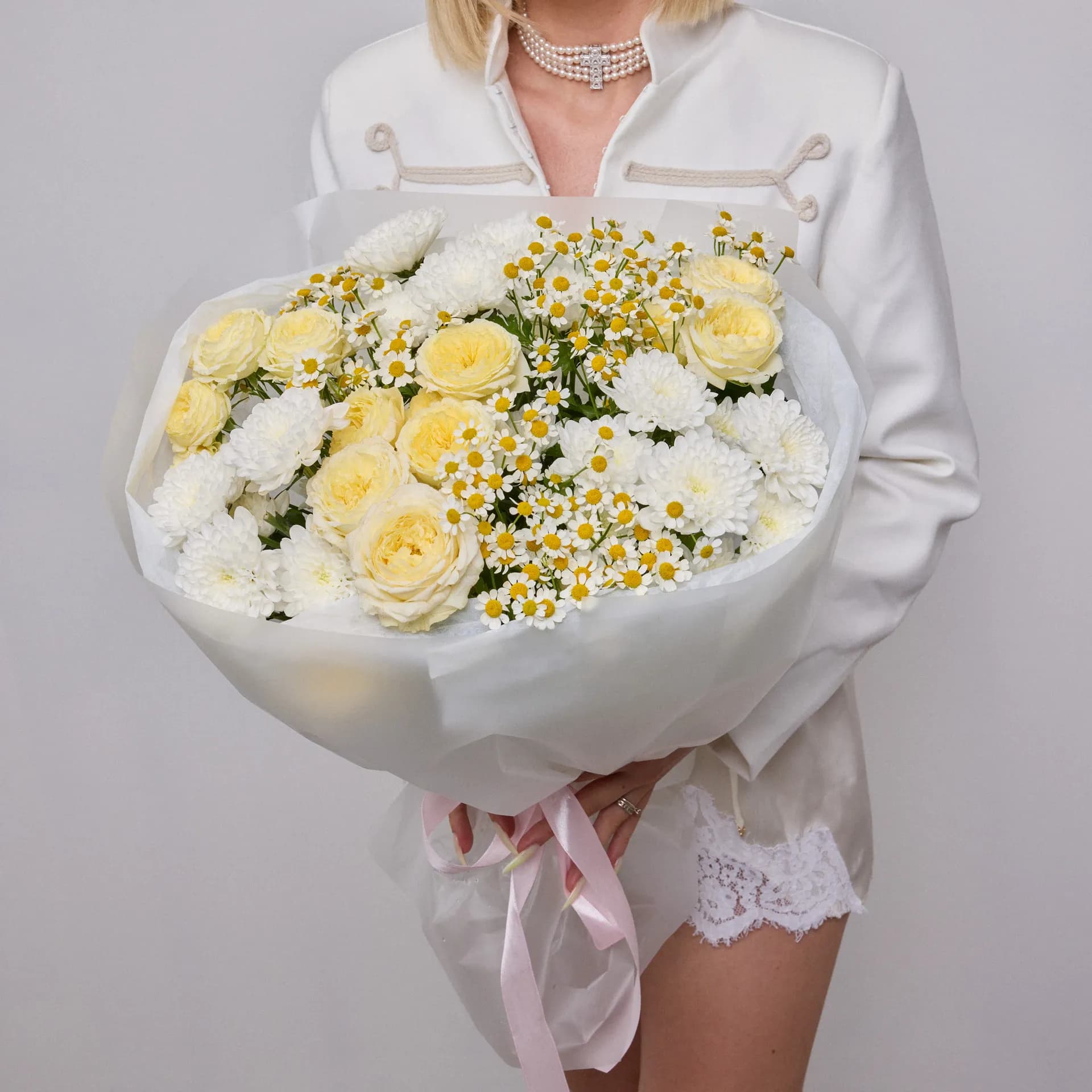 Хризантемы, кустовые розы и ромашка букет «Карамель» - 7 493₽