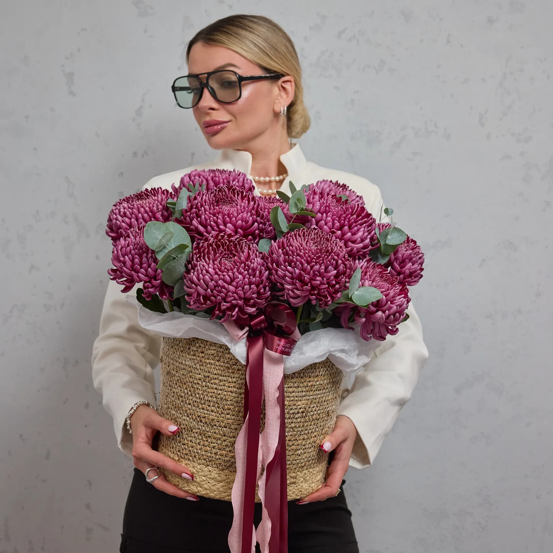 Корзина цветов из хризантем и эвкалипта «Вишнёвый сад», 15 шт - фото 6